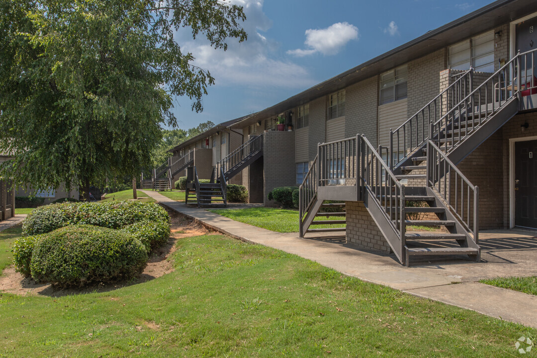living room at Polaris at Camp Creek located in College Park, GA